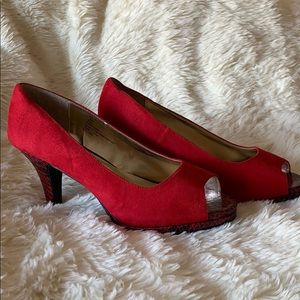 Red Suede -like pumps